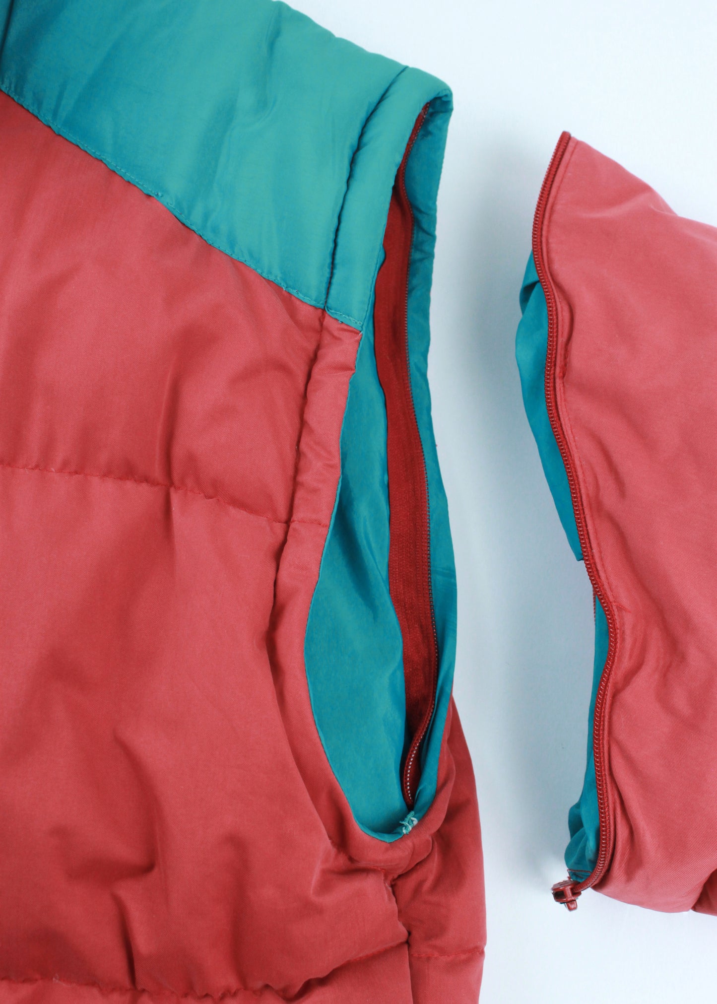 Vintage jacket in red with removable sleeves