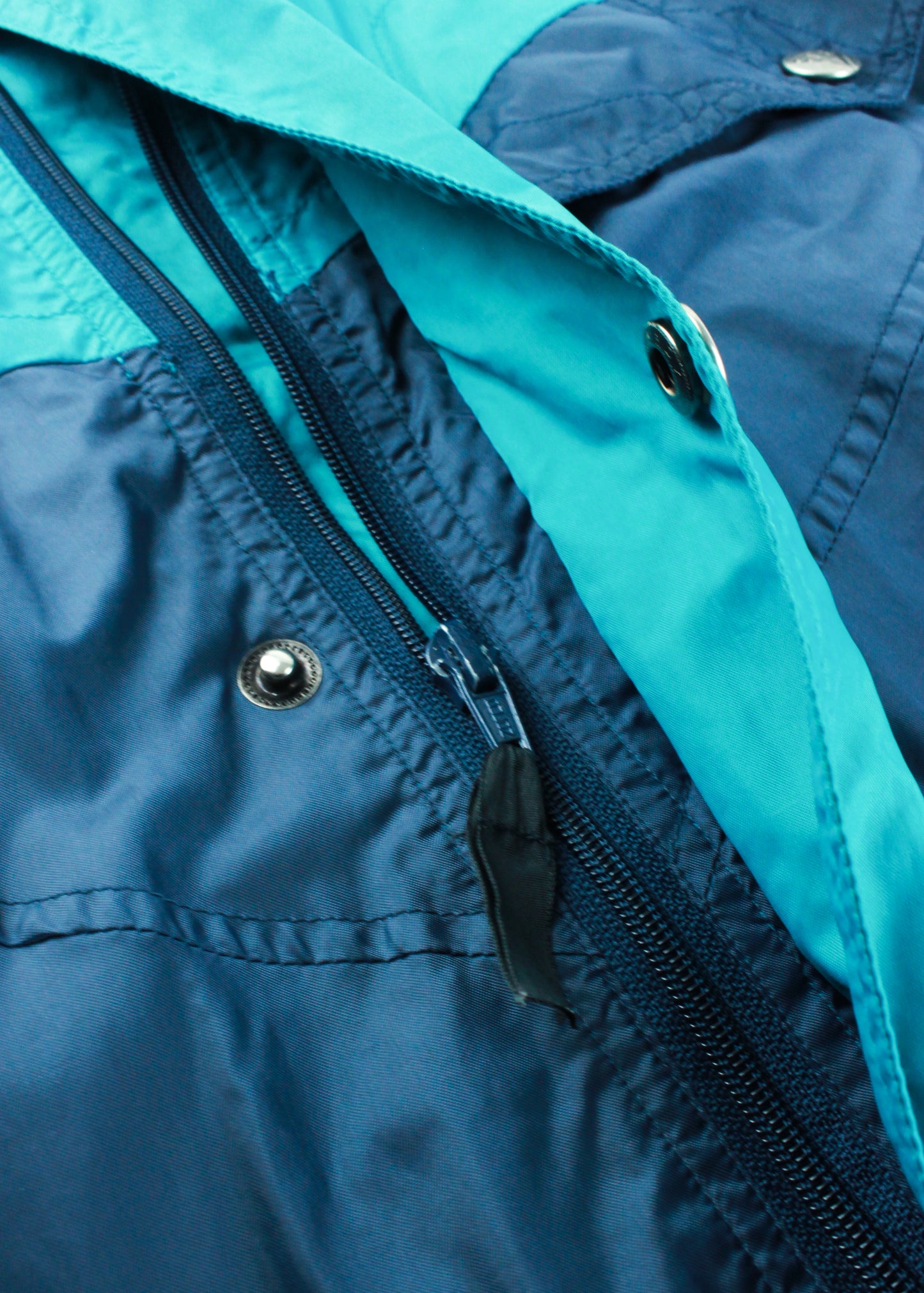 Vintage windbreaker in navy and green