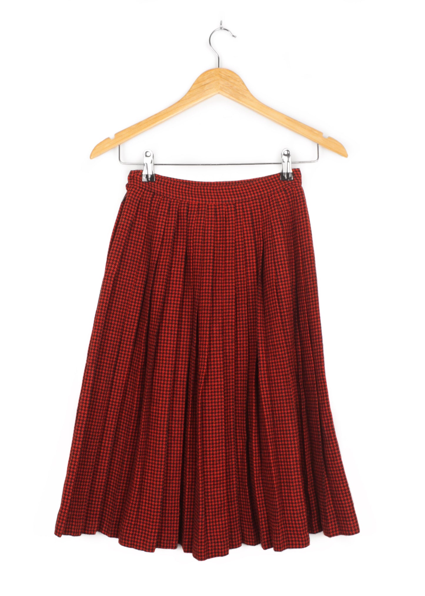 Woolen pleated houndtooth skirt in red and black