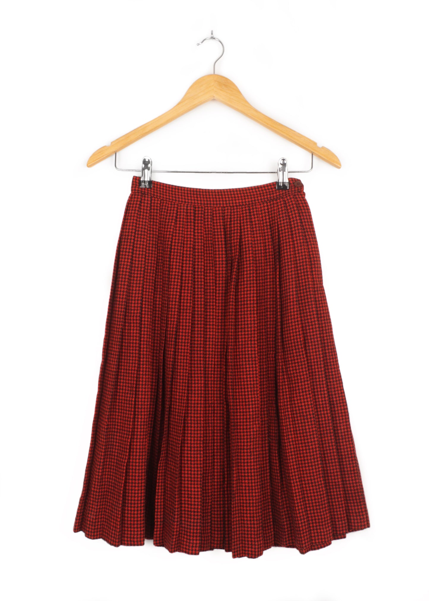 Woolen pleated houndtooth skirt in red and black