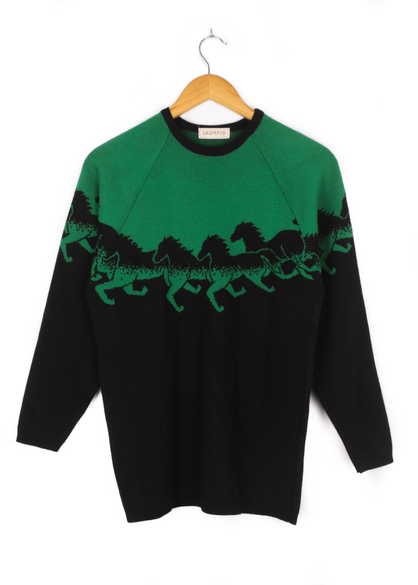 Woolen sweater in green and black