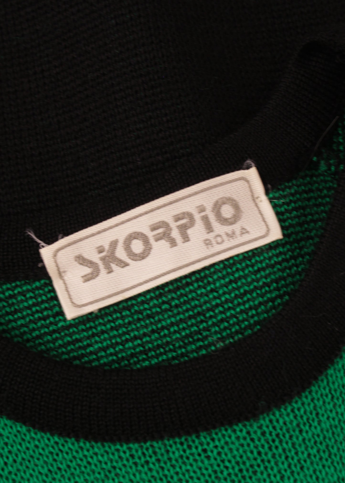 Woolen sweater in green and black