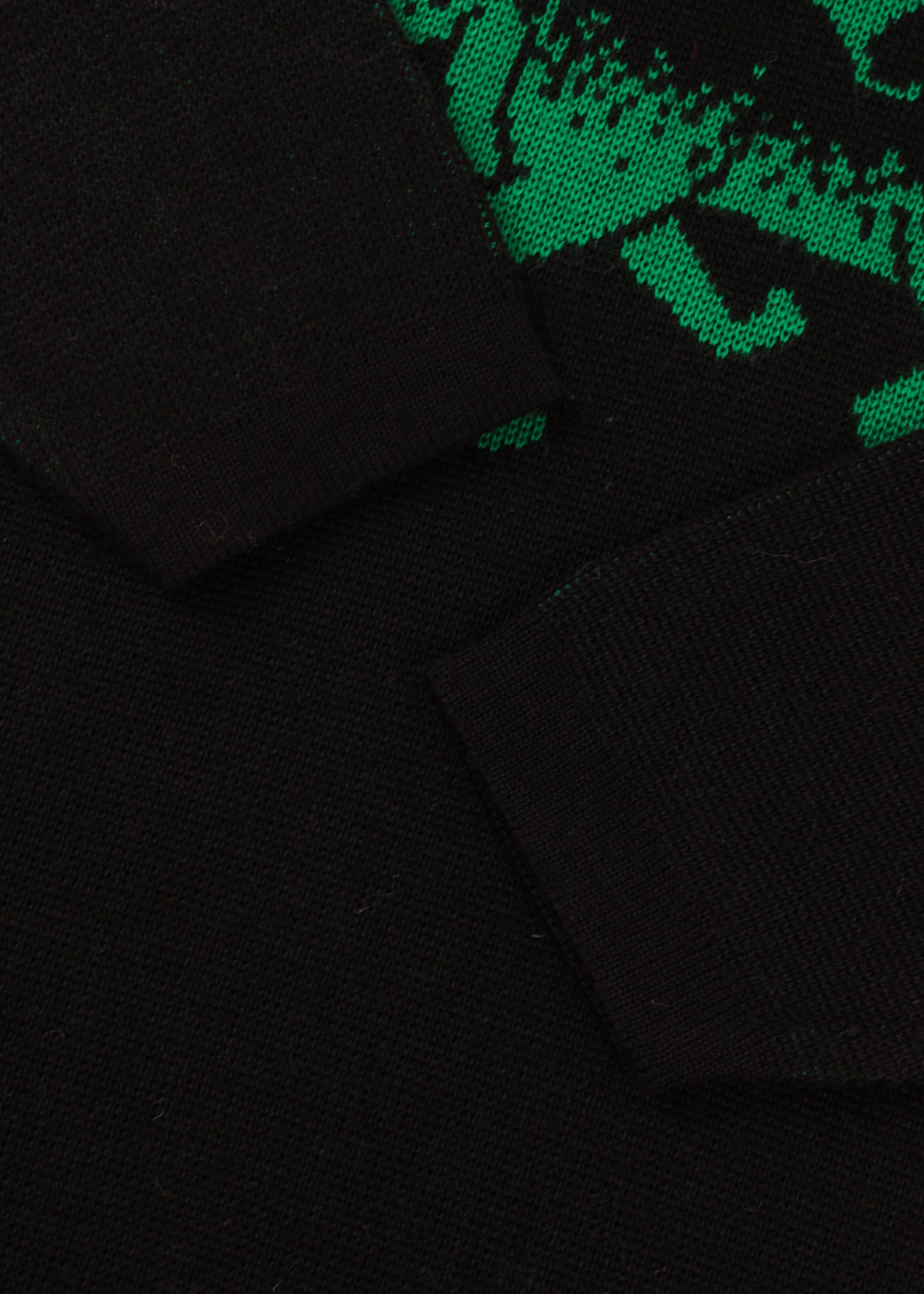Woolen sweater in green and black