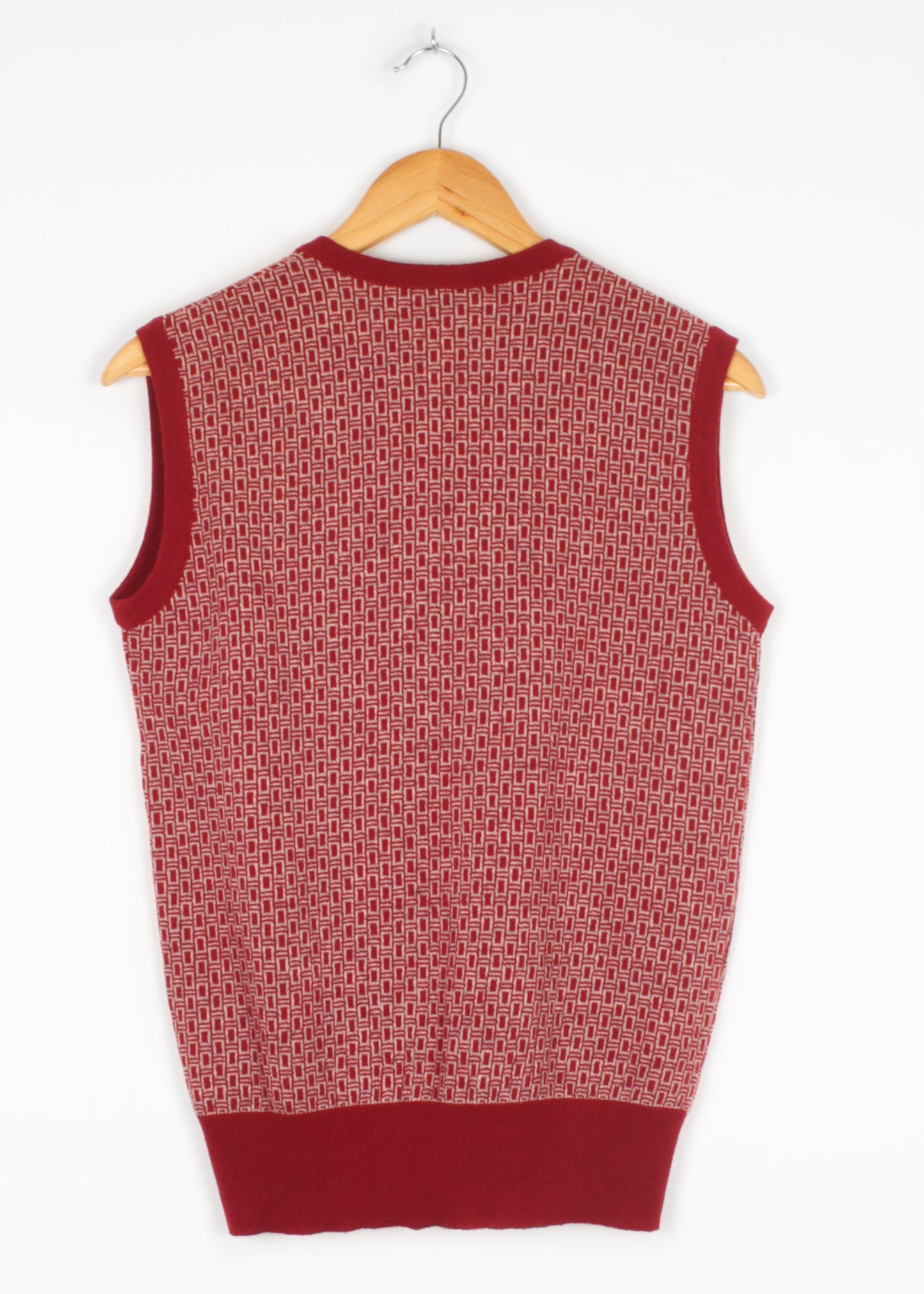Knit vest in burgundy and grey