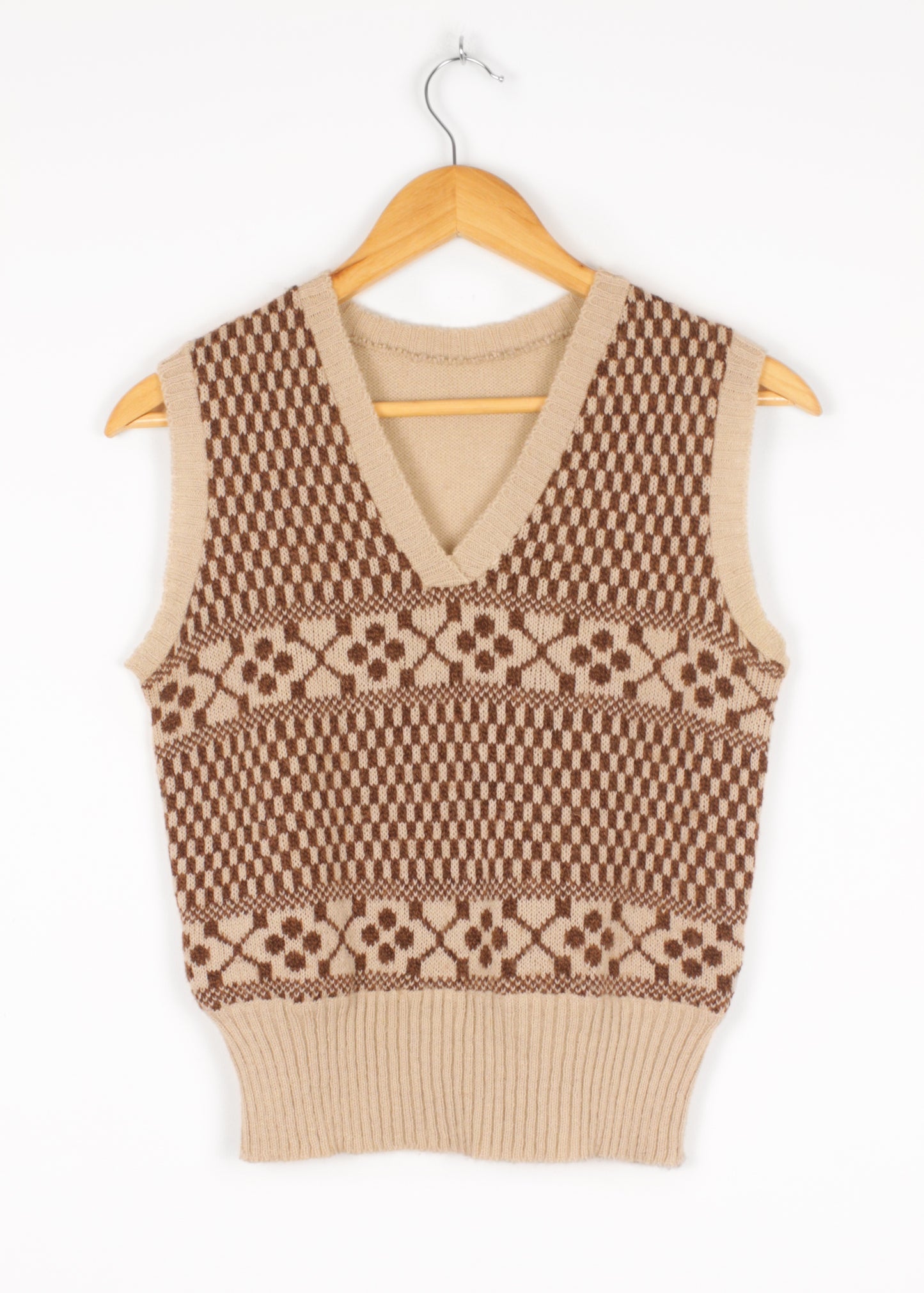 Knit vest in beige and brown