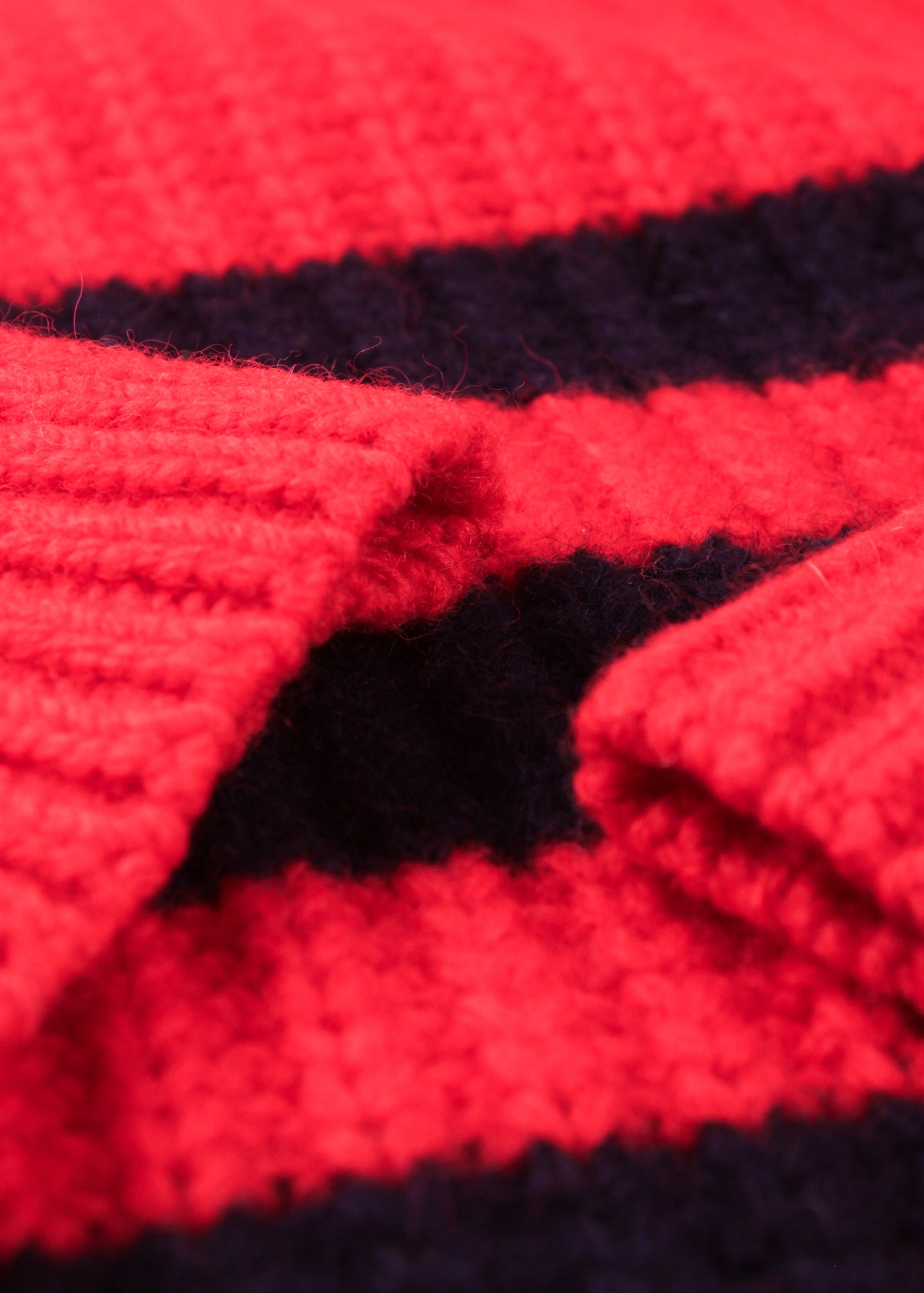 Woolen sweater in red and navy