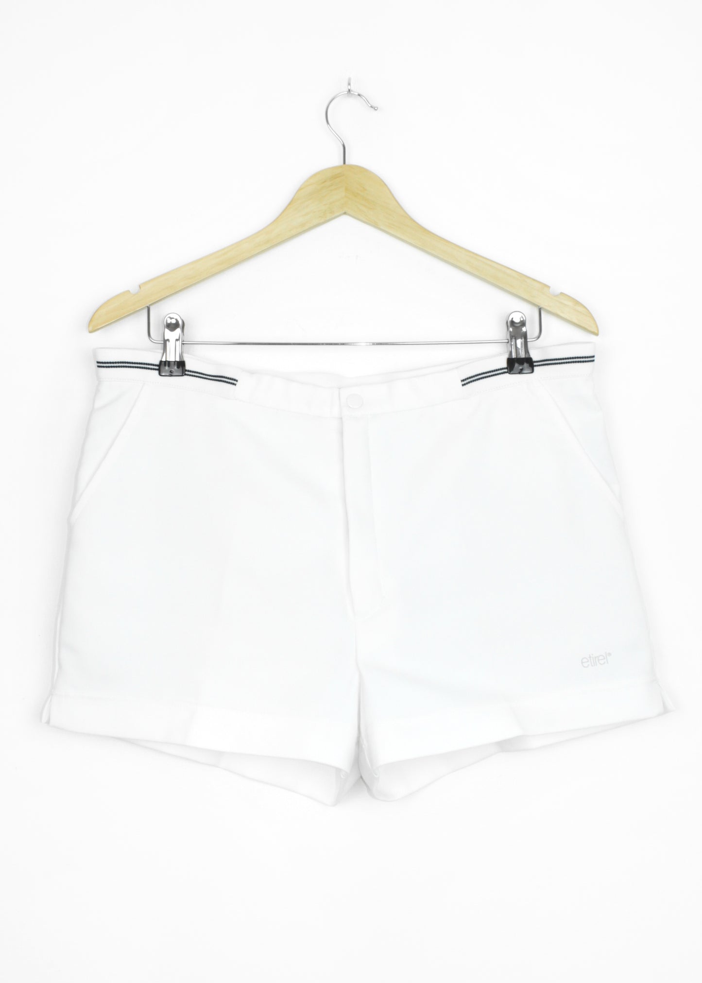 Etirel tennis shorts in white (with pockets)