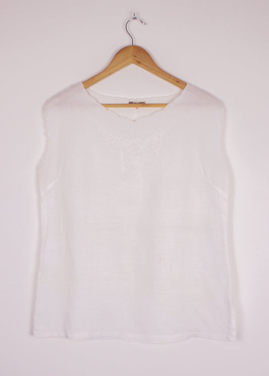 Linen blouse in white