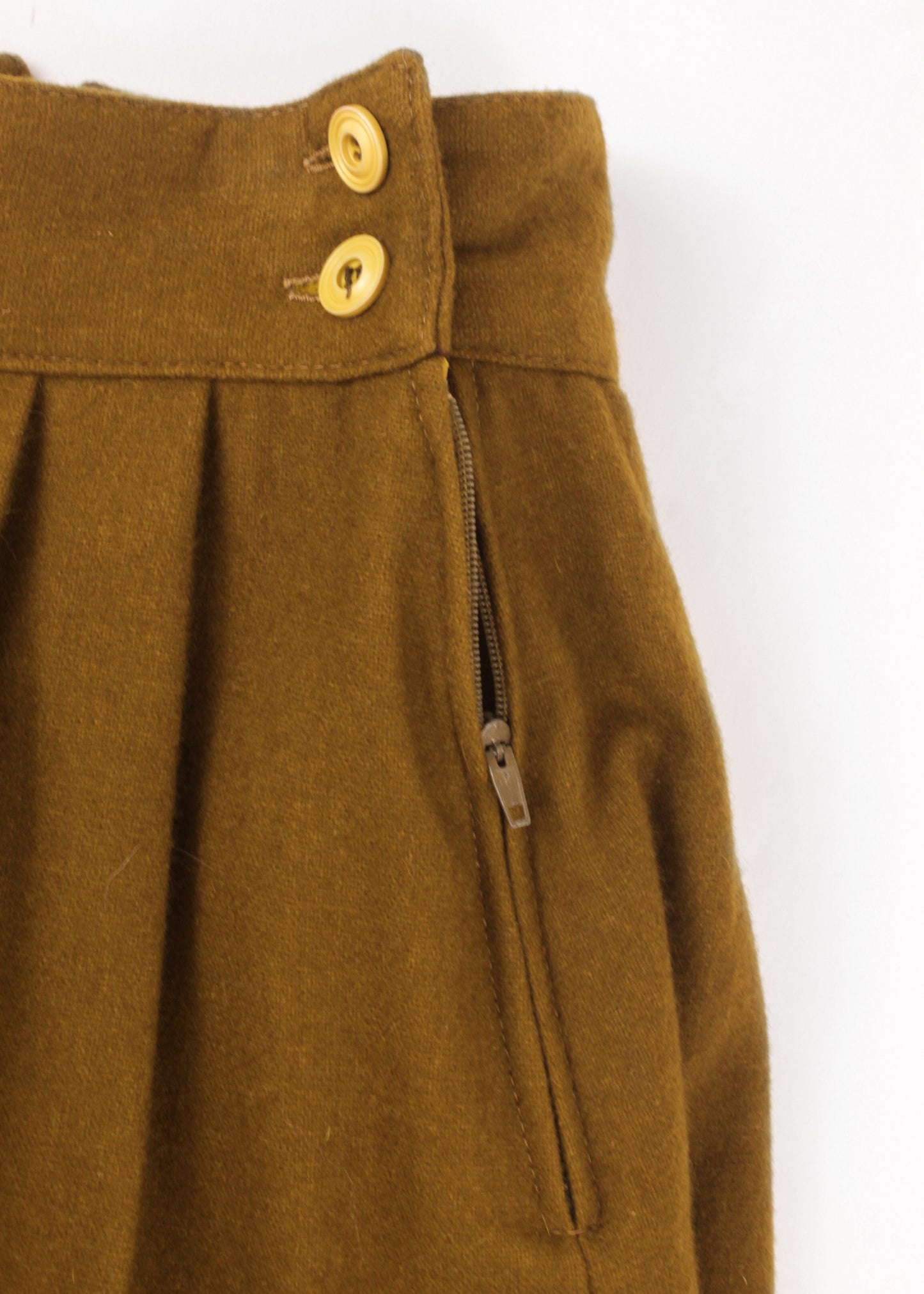 Vintage shorts in khaki