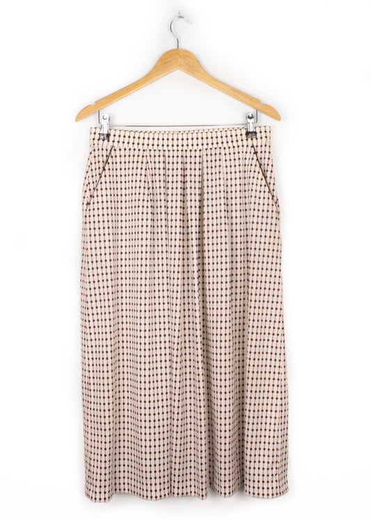 Retro white skirt